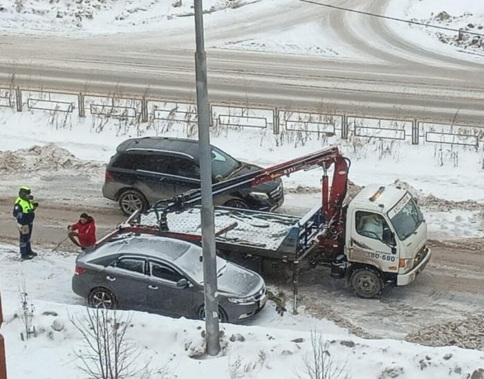 В Каменске-Уральском эвакуируют мешающие уборке снега автомобили 