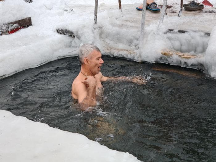 Больше 26 тысяч свердловчан окунулись в проруби во время Крещенских купаний