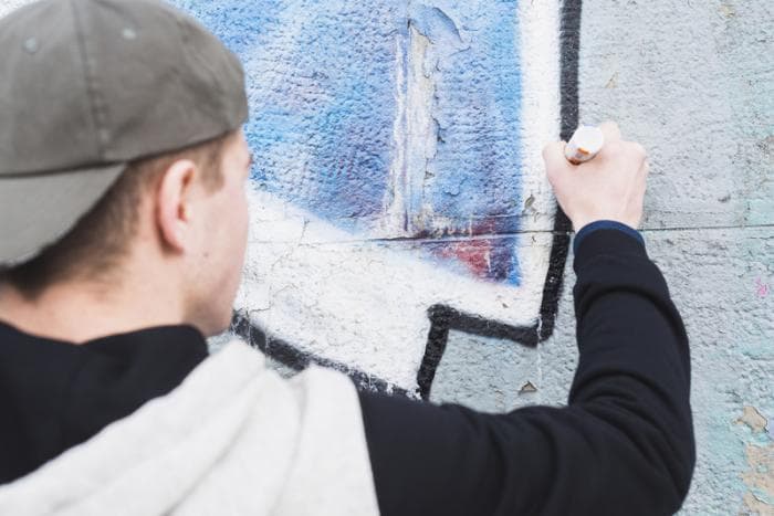 Старая Красногорка стала лидером по вандализму на домах