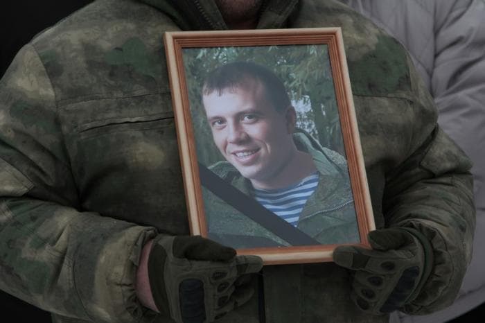 Его знали практически все: в Каменске-Уральском простились с известным ведущим праздников, погибшим на СВО