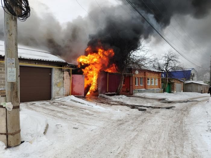 Каменские пожарные спасли троих человек из пожара в свой выходной 