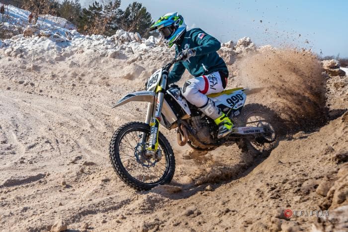 Зимний мотокросс в честь 80-летия Победы: спортивный праздник в Каменске-Уральском!