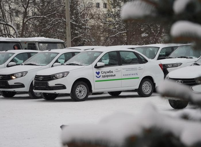 Свердловские чиновники вручили врачам не те ключи от новых машин