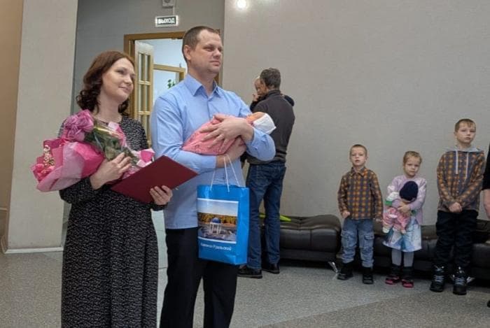 Мэр Каменска-Уральского поздравил семью с рождением 9 ребенка 
