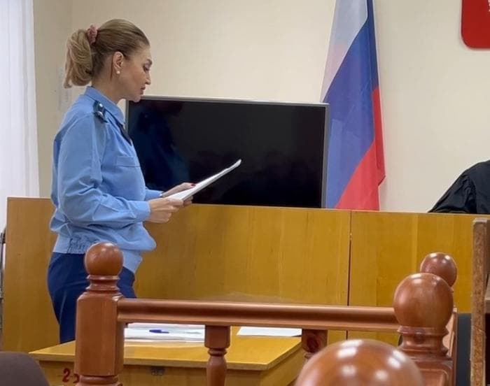 Есть два стула: суд в Каменске-Уральском начался с дележки стульев прокурором