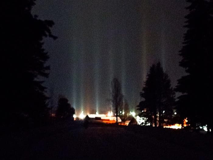 Необычные столбы в небе заметили жители Свердловской области. Фото