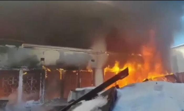 Огненный хаос на Эльмаше: в Екатеринбурге сгорели пять машин в автосервисе. Видео