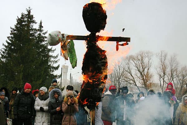 Гадать на воске, печь блины и жечь чучело: МЧС рассказало каменцам, как безопасно провести Масленицу