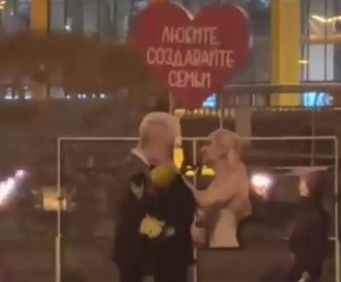 «Мизулина вдохновляет»: общественница ищет девушку, которой сделали предложение у инсталляции с SHAMAN в Екатеринбурге