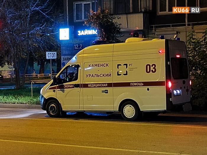 "Просит снять штаны и нападает на людей": жители Каменска-Уральского хотят сдать проблемную соседку в психушку 