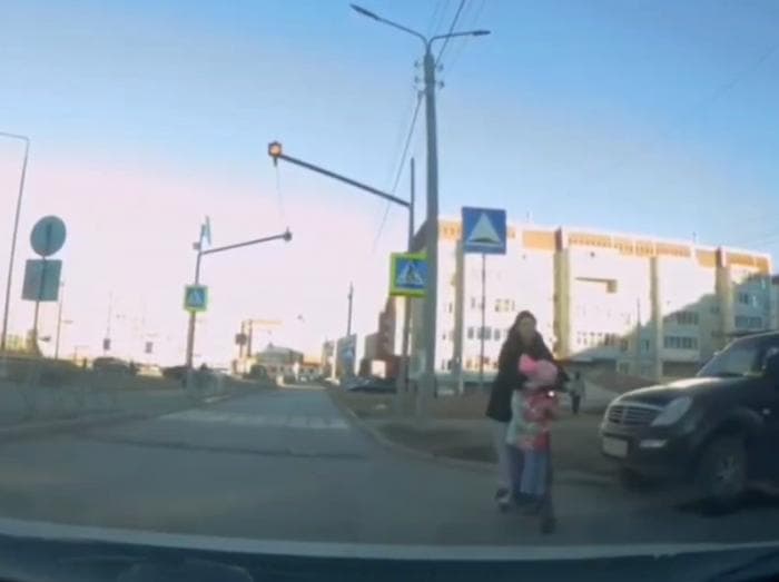 Мать с двумя детьми проехалась по дороге на электросамокате в Каменске-Уральском: ее ищут правоохранители