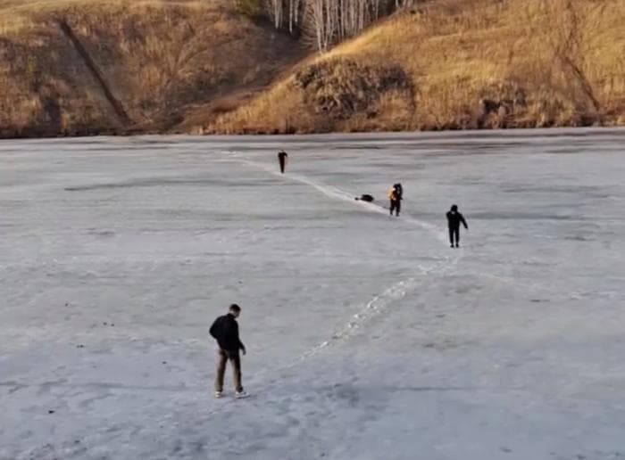 «Падал и снова шел»: два человека провалились под лед в Каменске-Уральском, один из них был пьян