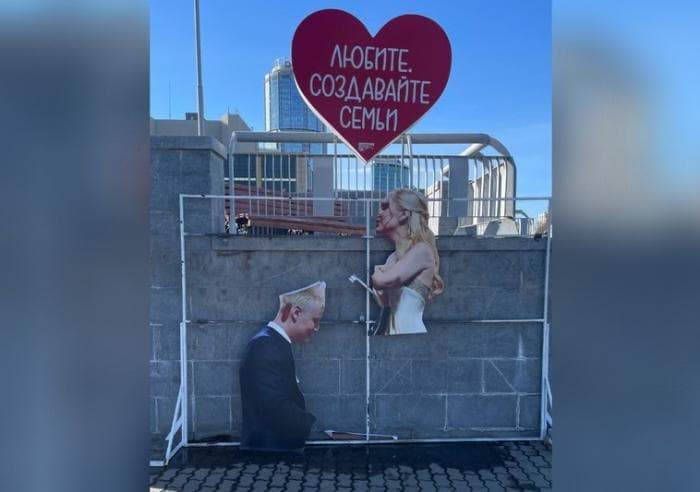 «На колени, ШАМАН!»: в Екатеринбурге сломали инсталляцию с целующимися Шаманом и Мизулиной