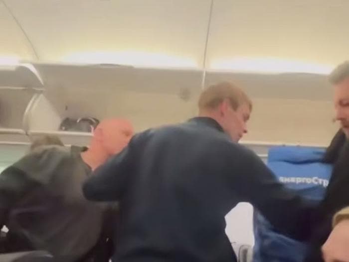 "Дал с локтя в глаз": пьяный кавалер ударил возлюбленную из-за потерянного кольца в самолете «Уральских авиалиний»
