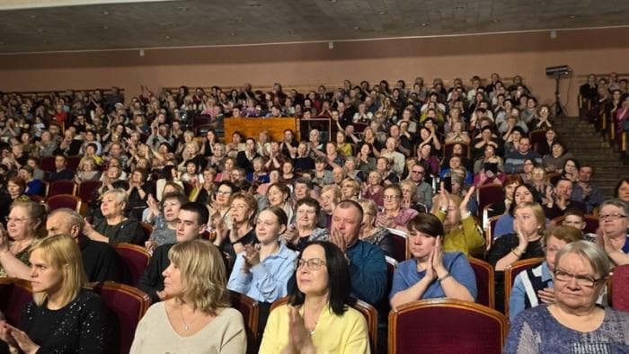 "Лучше один раз увидеть, чем 100 раз услышать": в Каменске-Уральском выступили артисты Курской филармонии