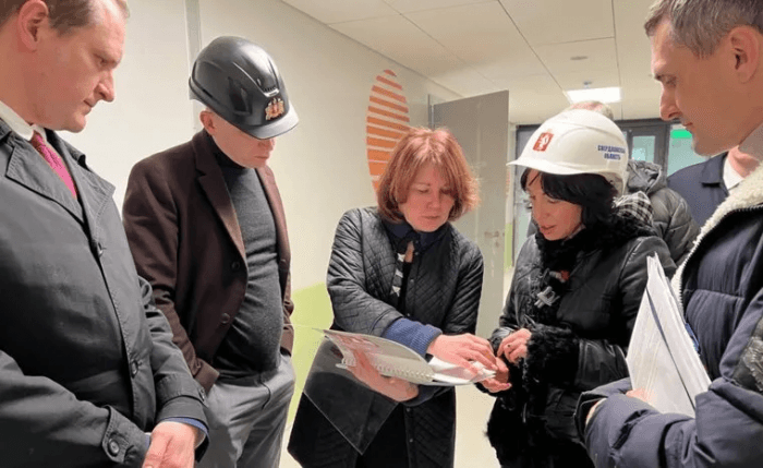 Татьяна Савинова проверила стройку новой поликлиники