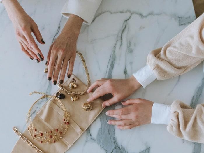 Чем опасна уборка для ваших украшений: советы ювелирного эксперта