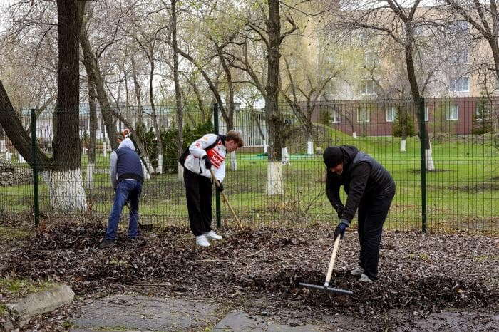 Сотрудники УАЗа и студенты провели субботник у мемориала ВОВ
