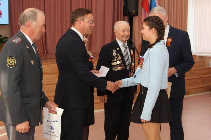 Первый паспорт в честь Победы: как прошла торжественная церемония в Каменске-Уральском