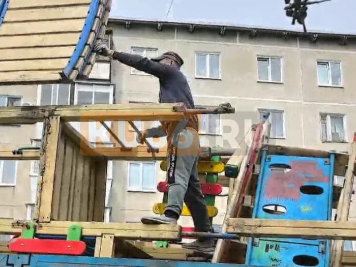 "Детям теперь негде играть": в Каменске-Уральском снесли детскую площадку во дворе — а новой не будет
