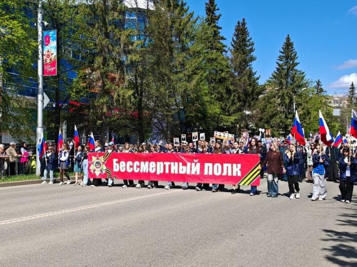 Тысячи человек с плакатами: «Бессмертный полк» прошел по улицам Каменска-Уральского