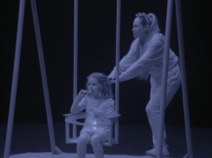 «Выпустите меня. Я больше не могу»: звезда «Уральских пельменей» два дня выживала в полной темноте