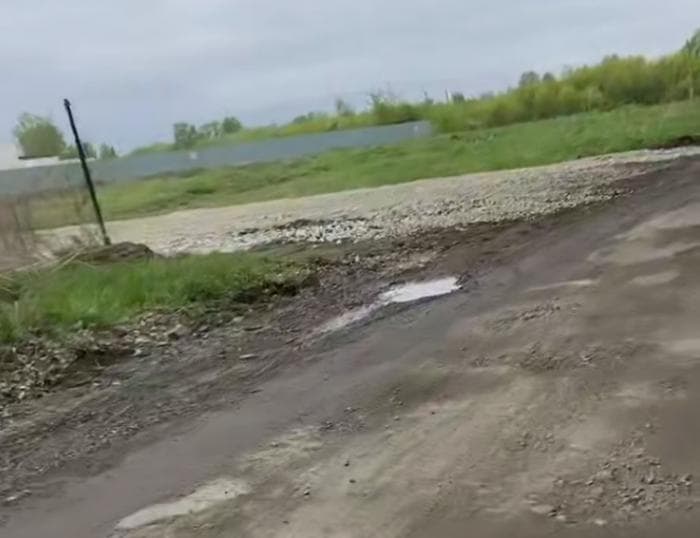 "Такси сюда не ездят": каменцы жалуются на дорогу, которую не ремонтировали 50 лет