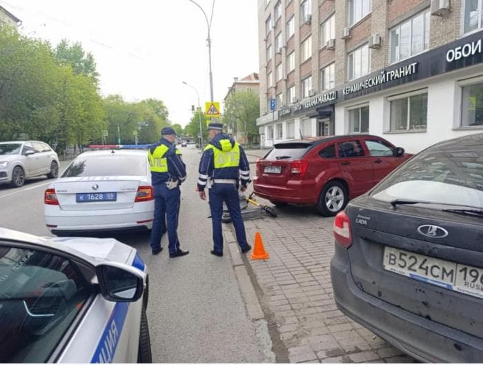 Смертельный удар: самокатчик в Екатеринбурге столкнулся с автомобилем и скончался