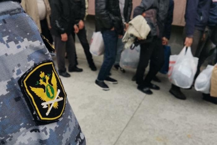 Более 6,4 тысячи нарушений: 665 нелегалов выдворили из Свердловской области