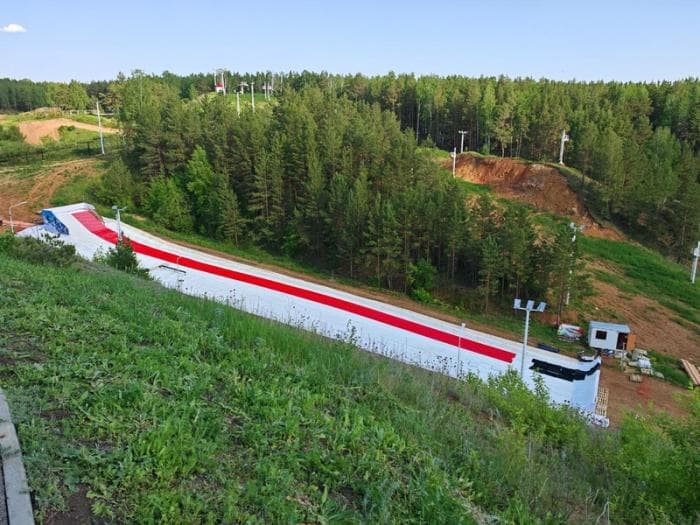 Как кататься на сноуборде летом: в Каменске-Уральском откроют всесезонную трассу для тюбинга и сноуборда