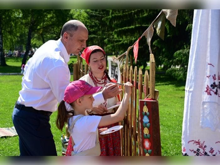 Что изменится для семей в Свердловской области: Денис Паслер анонсировал новую программу поддержки