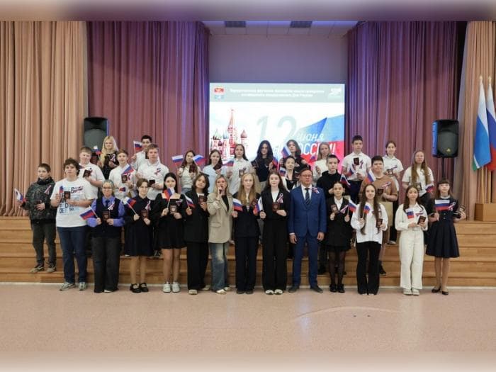 32 юных каменца получили паспорта в канун Дня России