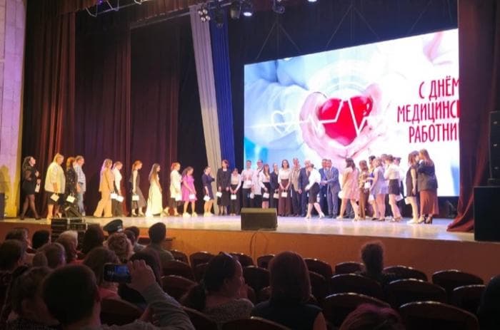 Впервые — посвящение студентов в профессию: в Каменске-Уральском отметили День медика