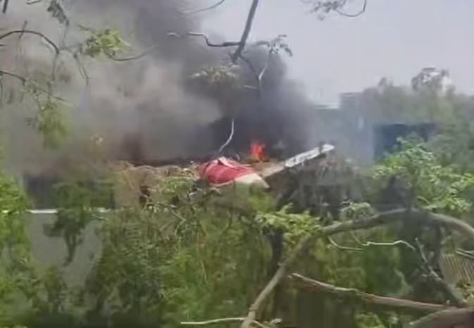 Авиакатастрофа в Индии: погибли как минимум 133 человека, самолет рухнул на студенческое общежитие