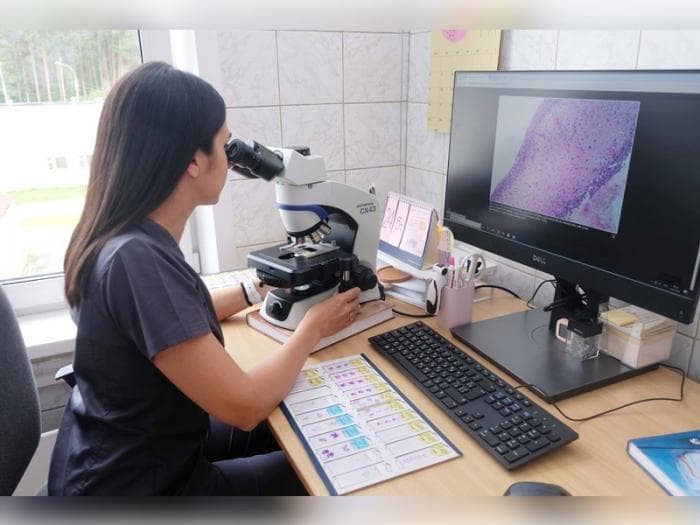 В свердловском онкодиспансере появились «умные» микроскопы — врачи быстрее находят рак