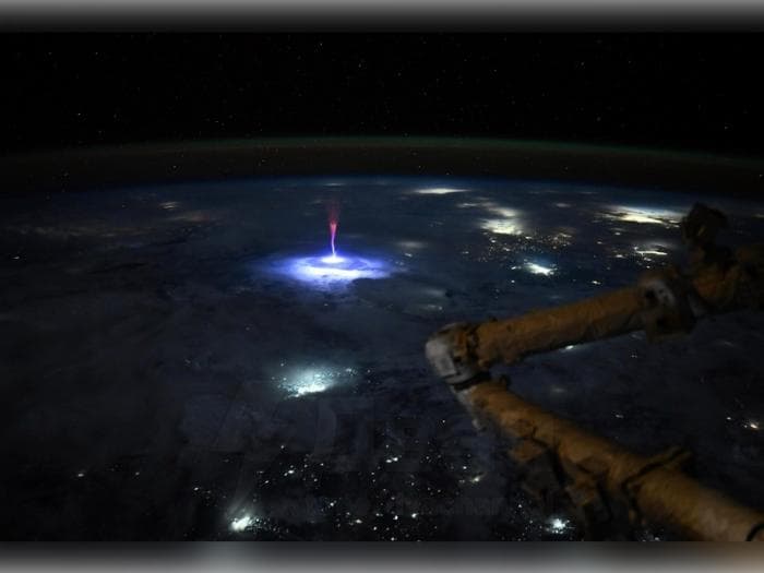 Вторжение началось: астронавт на МКС снял с орбиты один из самых редких и красивых видов огромной молнии