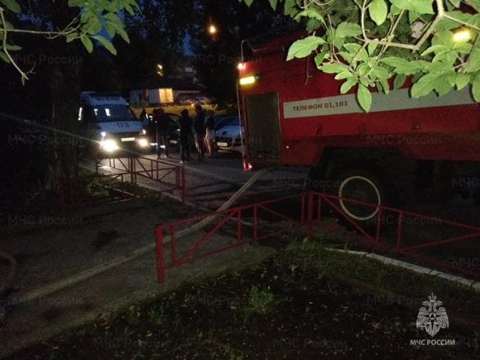 Пожар среди ночи в Каменске-Уральском: 20 человек спаслись сами