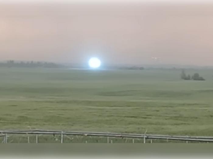 Светящийся шар завис над полем: редкое явление сняли на видео в Канаде