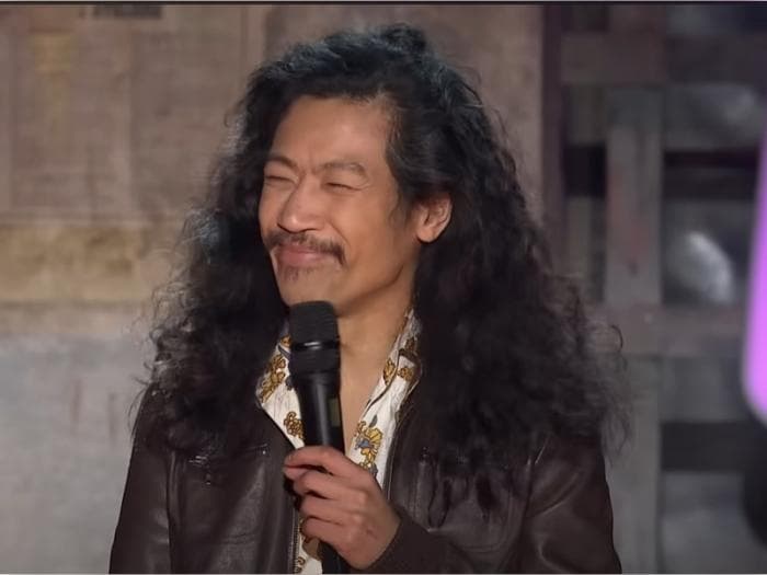 Звезда «Астерикса и Обеликса» трагически погиб, доставая смартфон с балкона