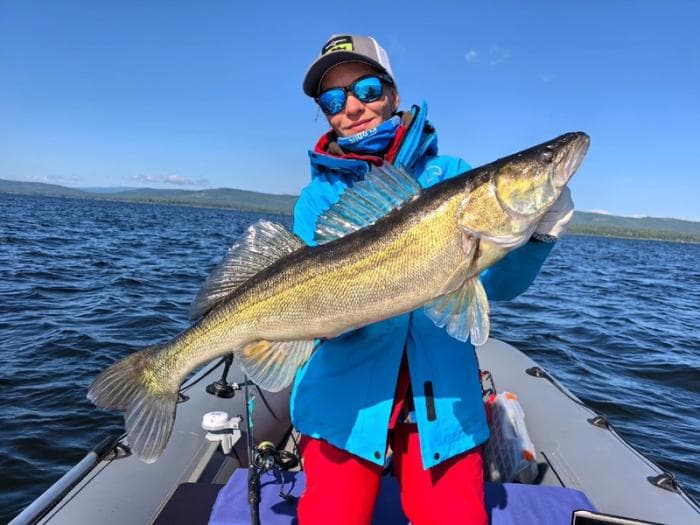 «Упала, но спиннинг не отпустила!»: екатеринбурженка поймала крупного судака на Аргазинском водохранилище
