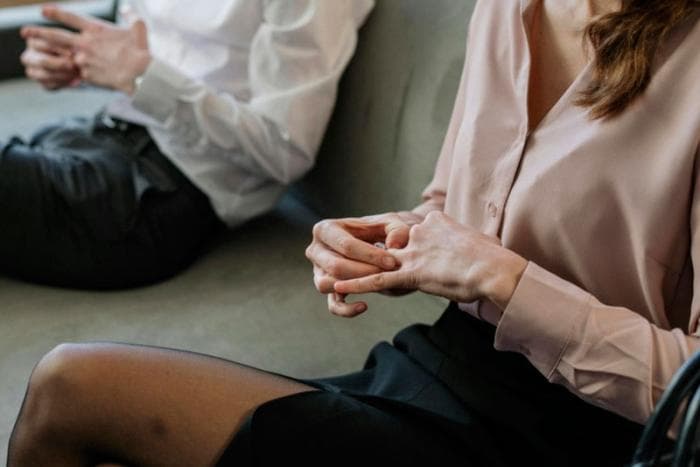 Почему люди возвращаются к токсичным отношениям? Психолог объясняет