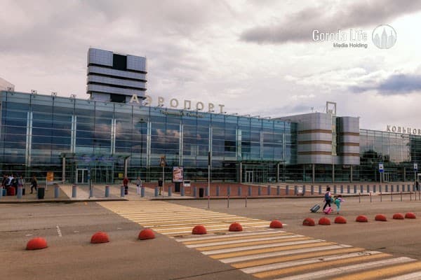 Массовые задержки и отмены рейсов в Кольцово. Что происходит?