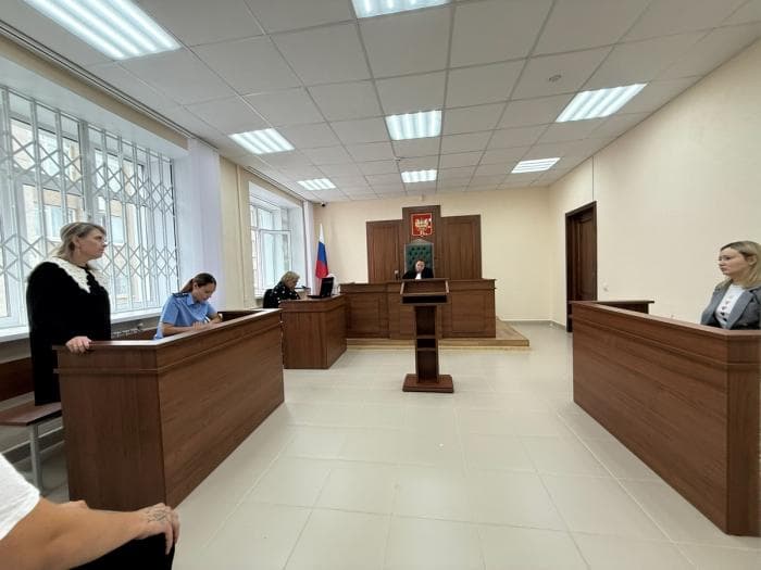 Подростков в Каменске-Уральском избили за отказ уступить место в автобусе — суд продолжается