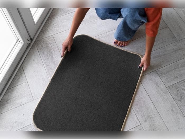 Резиновый коврик у двери может испортить здоровье: эксперты рассказали, чем он опасен