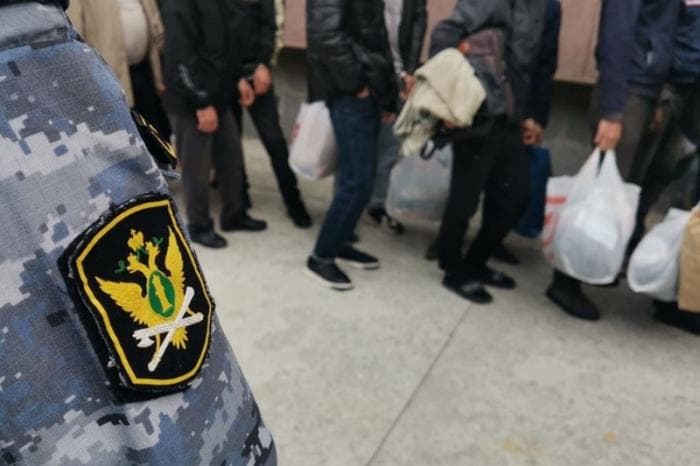 «Я даже языка не знаю»: отца семерых детей из Каменска-Уральского выслали из России, где он прожил 20 лет