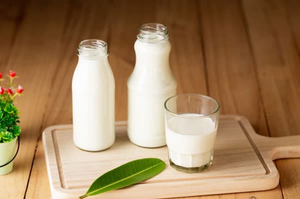 В России предложили запретить "обманные" бутылки молока — всё хотят уравнять