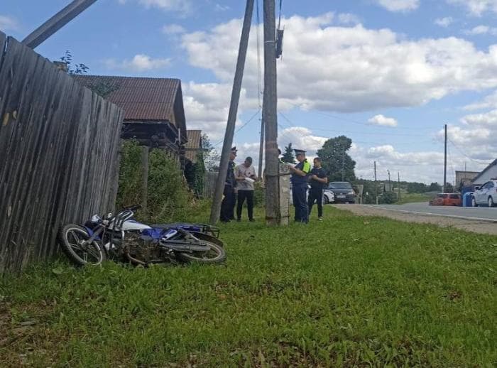 Уралец без прав разбился насмерть, катая ребёнка на мотоцикле. Мальчик выжил благодаря шлему