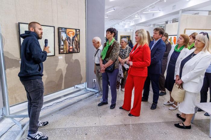 Завод как искусство: СинТЗ открыл художественную выставку о представителях трудовых профессий
