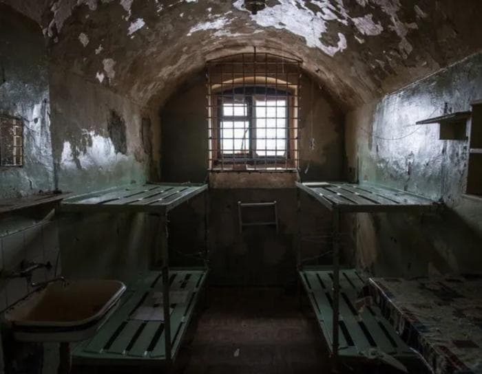 490 тысяч за ночь в тюрьме: россиянам предлагают тур по СИЗО с «мастер-классами зэков»