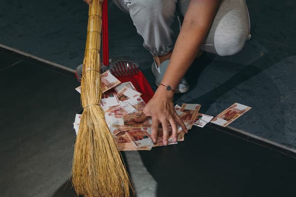 Фальшивок стало больше — в Свердловской области массово вбрасывают поддельные пятитысячные
